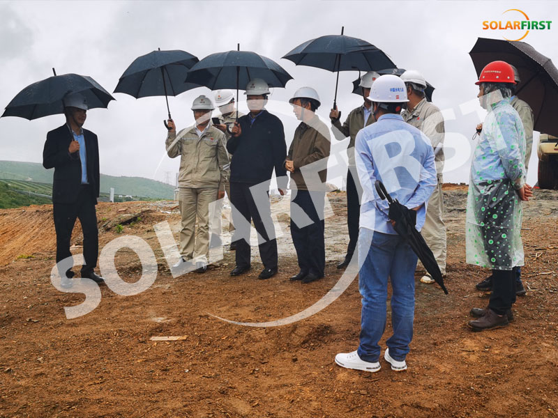 líderes da sinohydro e da china datang corporation visitaram e inspecionaram o parque solar de 60 MW na província de dali, yunnan.
