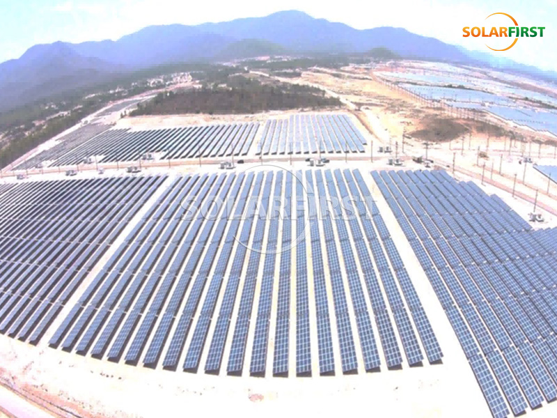 Usina de energia solar terrestre de 65 MWp no Japão