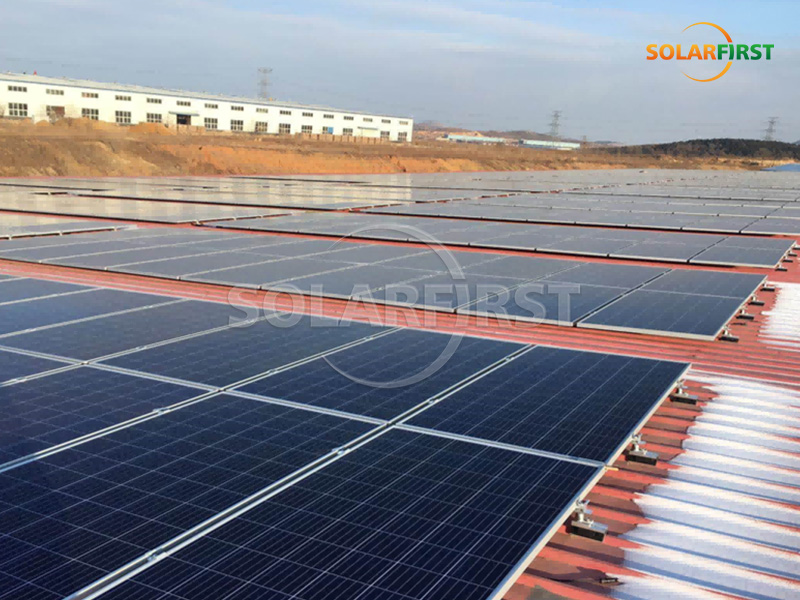 Usina de energia solar com telhado metálico de 5,6 MWp na China