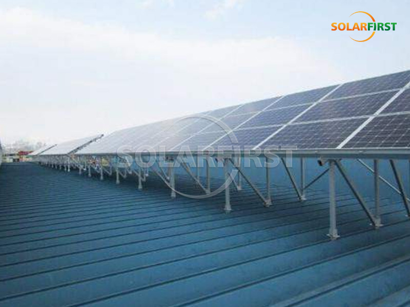 Usina de energia solar com telhado metálico de 286 kWp no Japão