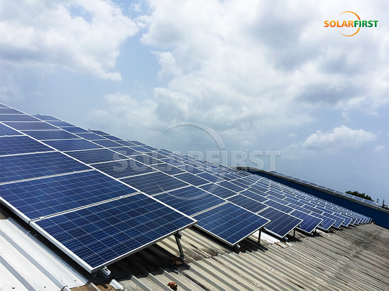 Usina de energia solar com telhado metálico de 15 MWp na China