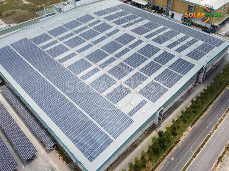 Usina de energia solar com telhado metálico de 4,4 MWp na Malásia