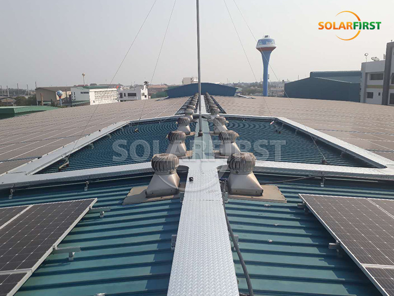 Usina de energia solar com telhado metálico de 1,8 MWp na Tailândia