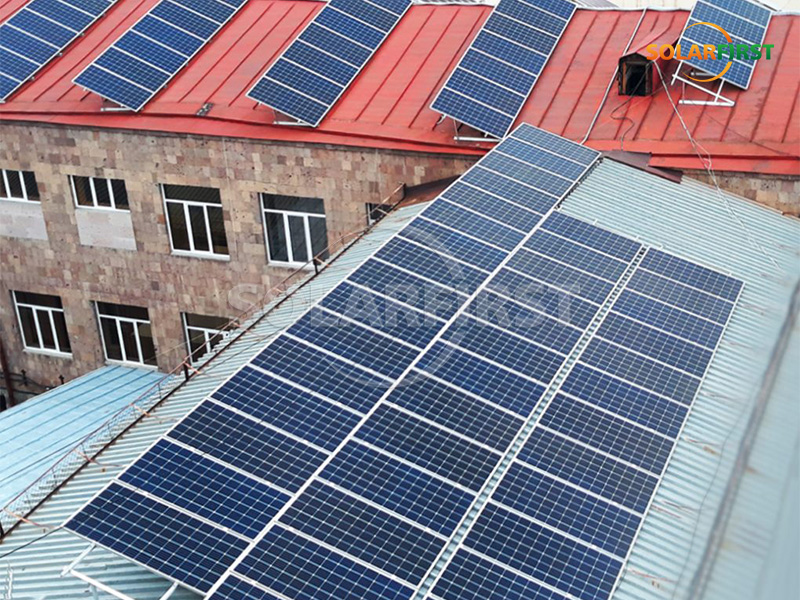 Usina de energia solar com telhado metálico de 400 kWp na Armênia