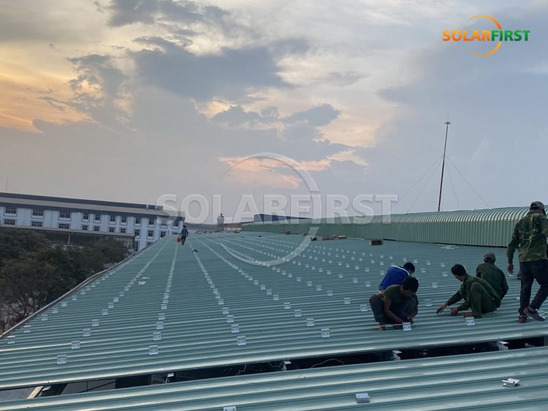 Usina de energia solar com telhado metálico de 15 MWp no Vietnã