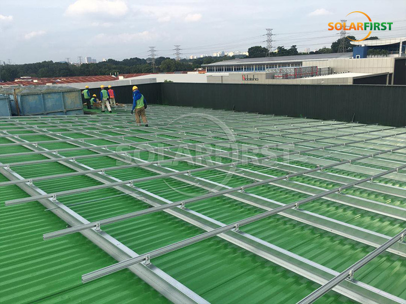 Usina de energia solar com telhado metálico de 1 MWp na Malásia