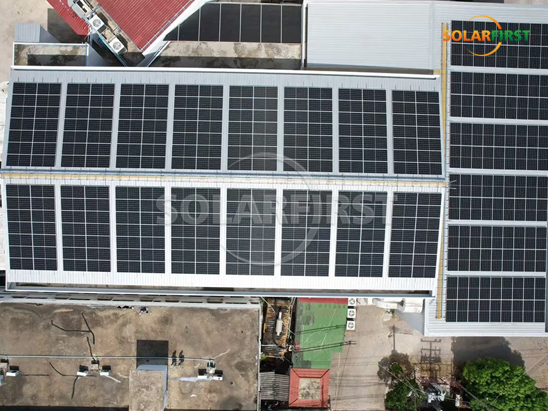 Usina de energia solar com telhado metálico de 1 MWp na Tailândia