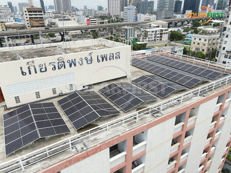 Usina de energia solar com telhado de concreto de 113 kWp na Tailândia