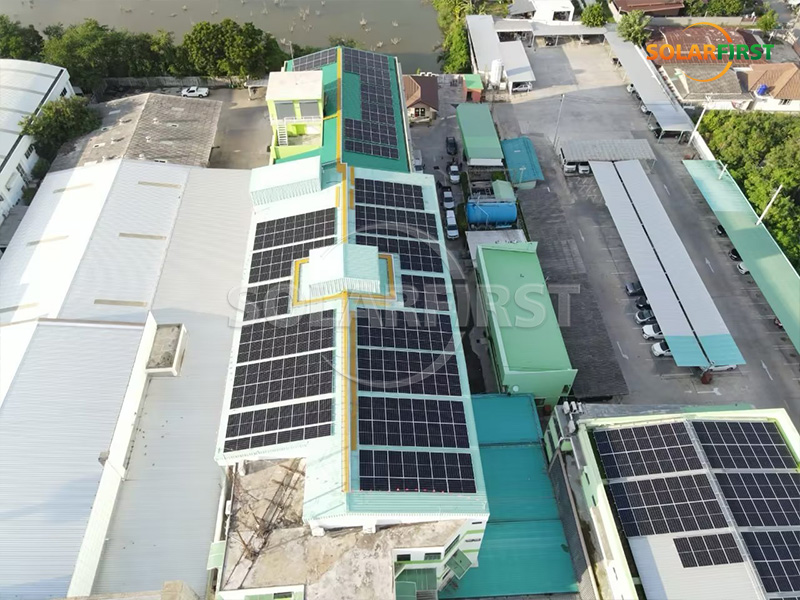 Usina de energia solar com telhado metálico de 1,5 MWp na Tailândia