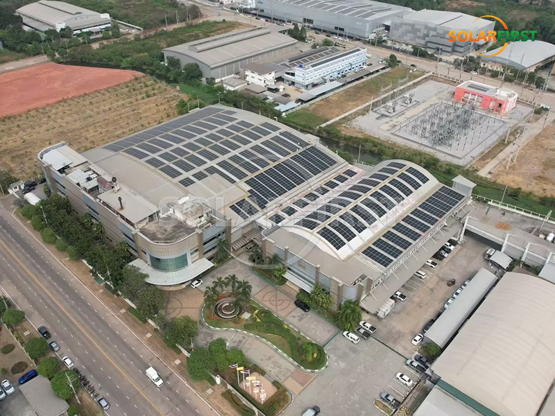 Usina de energia solar com telhado metálico de 2 MWp na Tailândia