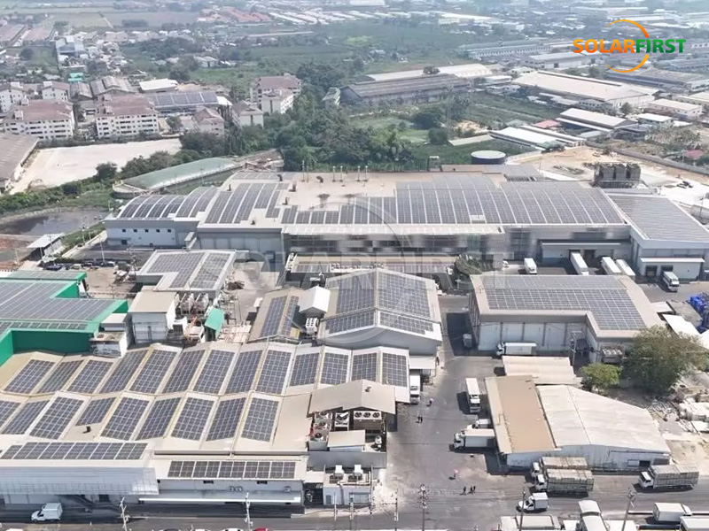 Usina de energia solar com telhado metálico de 9,6 MWp na Tailândia