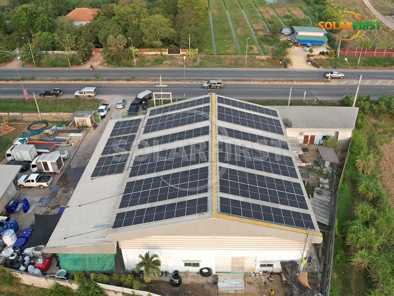 Usina de energia solar com telhado de concreto de 330 kWp na Tailândia
