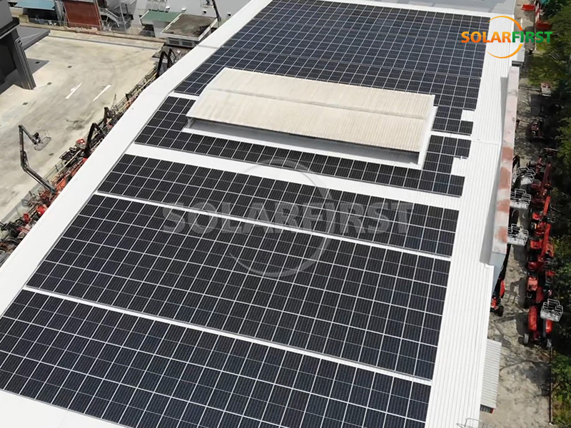Usina de energia solar com telhado metálico de 1,5 MWp em Singapura
