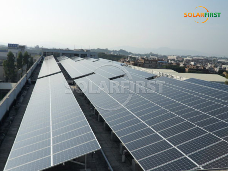 Usina de energia solar com telhado de concreto de 60 kWp na China