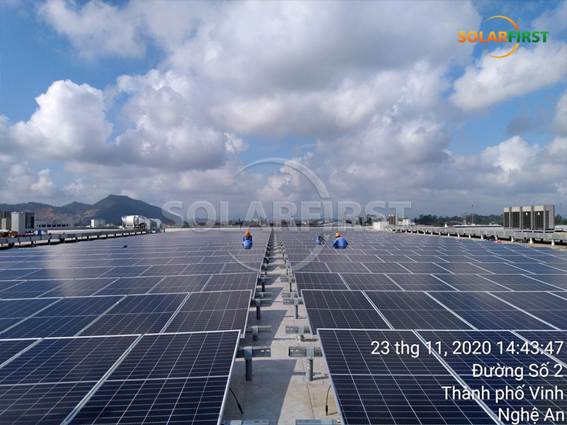 Usina de energia solar com telhado de concreto de 2 MWp no Vietnã