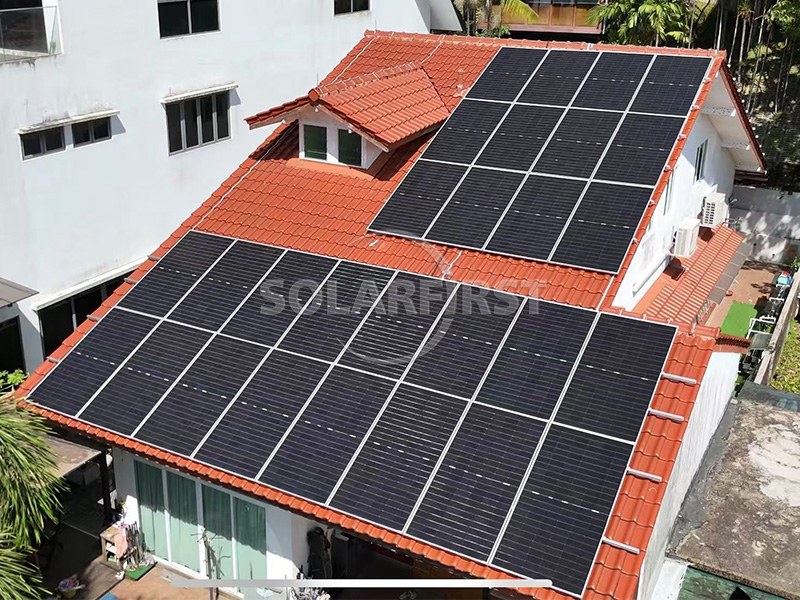 Usina de energia solar com telhado de telha de 45 kWp na Tailândia