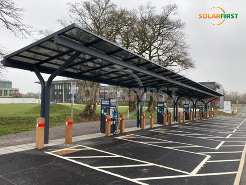Solução de estacionamento fotovoltaico integrado ao edifício (BIPV) com 100 m² de área construída no Reino Unido.