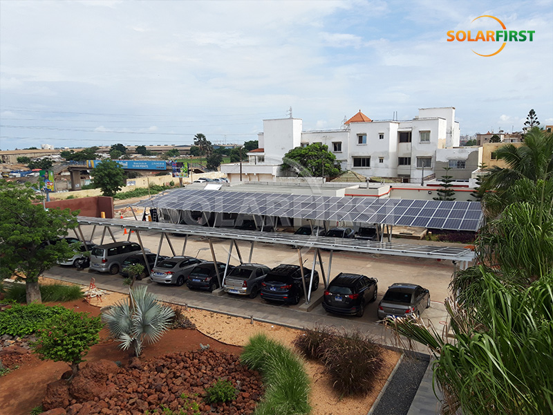 Solução de estacionamento fotovoltaico integrado ao edifício (BIPV) com energia solar de 120 kWp no Senegal