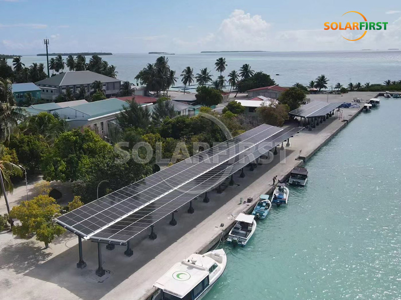 Solução de estacionamento fotovoltaico integrado ao edifício (BIPV) com energia solar de 310 kWp em Madagascar