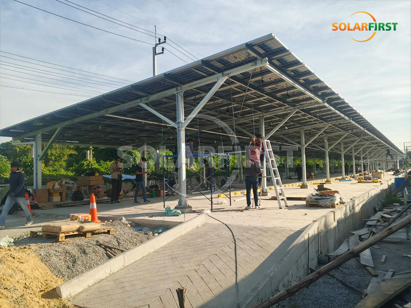 Solução de estacionamento fotovoltaico integrado ao edifício (BIPV) com energia solar de 295 kWp na Tailândia.