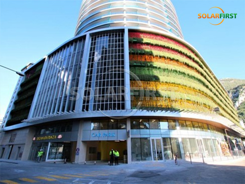 Solução de fachada cortina BIPV de 150 kWp no Reino Unido