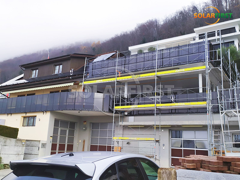 Solução de cerca solar BIPV de 8 kWp para varanda na Suíça