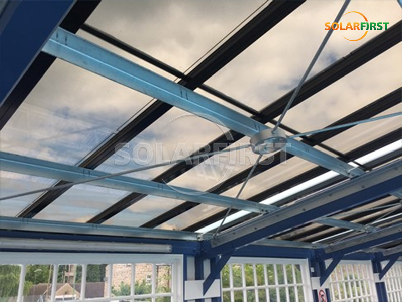Solução de telhado fotovoltaico integrado ao edifício (BIPV) com energia solar no Reino Unido