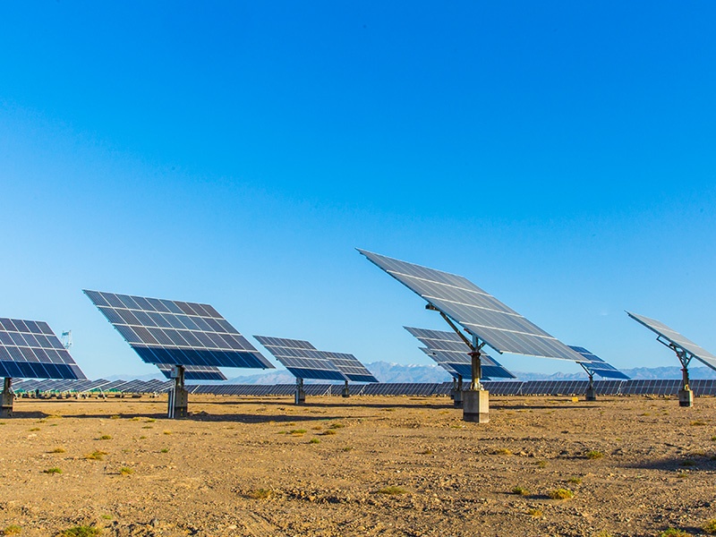 No final de março, o frio da primavera persiste no condado de Tori, no norte de Xinjiang, enquanto a neve permanece; onze usinas fotovoltaicas geram energia de forma constante, aumentando a renda de famílias antes empobrecidas.