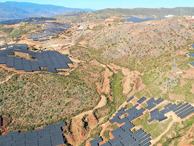 Líderes da Sinohydro e da China Datang visitam parque solar de 60 MW em Dali, Yunnan.