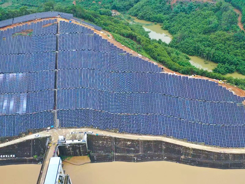 Projeto de demonstração de suporte flexível de suspensão em declive acentuado em grande escala em Wuzhou, pronto para conexão à rede elétrica.