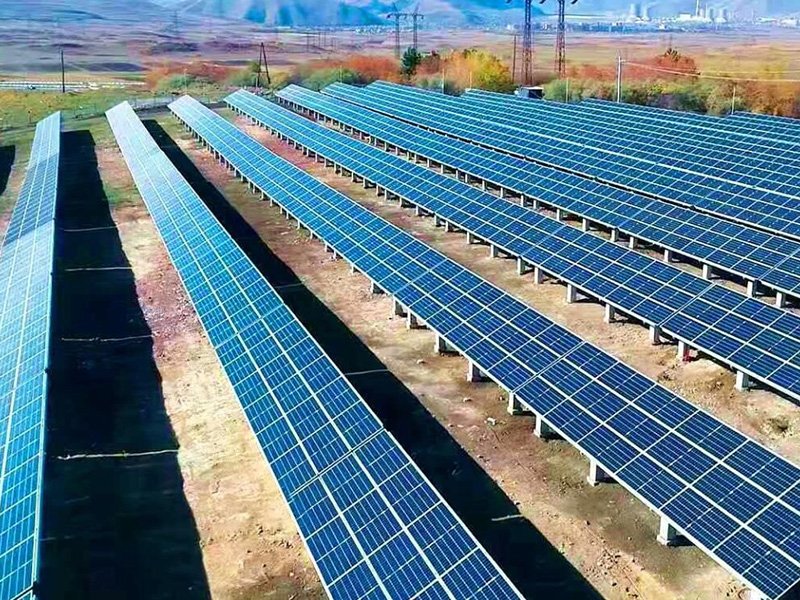 Previsão da demanda global por módulos fotovoltaicos: 240 GW em 2022 em meio a restrições de oferta.