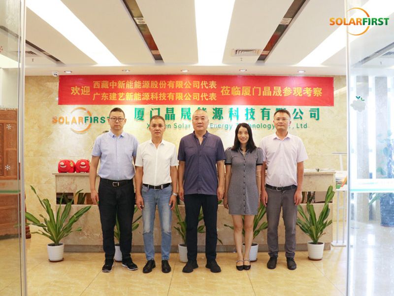 Sinergia estratégica em inovação solar: Guangdong Jianyi e Tibet Zhong Xin Neng visitam o Solar First Group.
