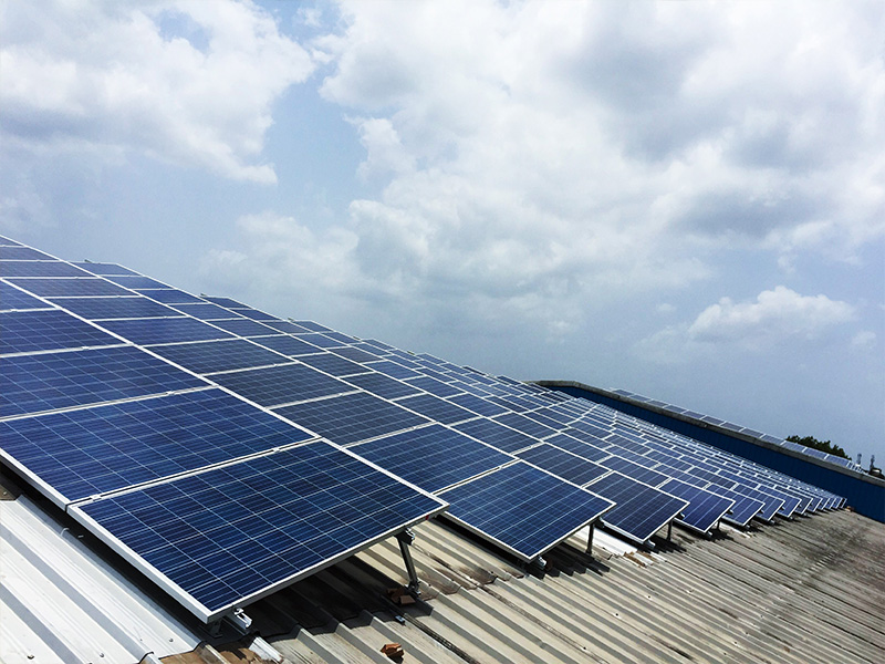 Série de suportes para telhado: Pernas metálicas ajustáveis ​​para montagem solar otimizada.