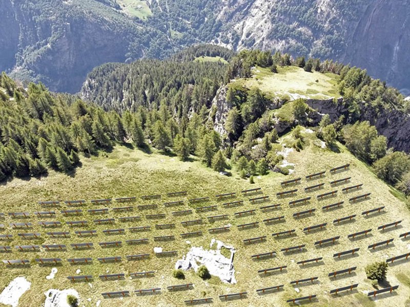 Expansão da energia solar nos Alpes Suíços avança em meio à controvérsia em curso.