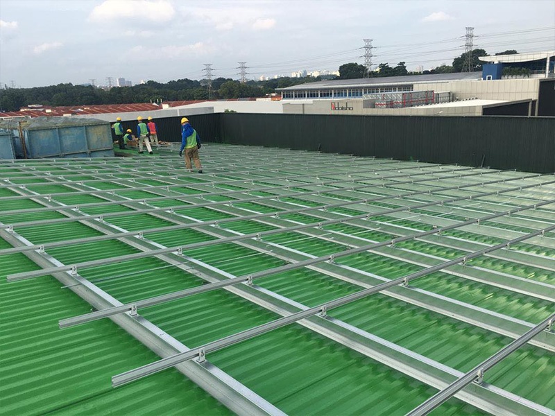 Telhados metálicos para painéis solares: principais benefícios e considerações importantes