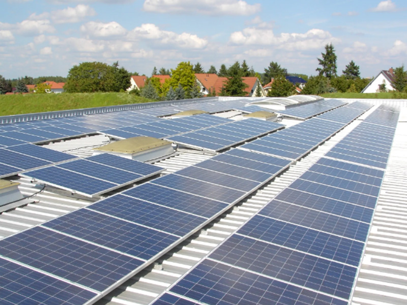 UE planeja regras emergenciais para acelerar a aprovação de projetos de energia solar.