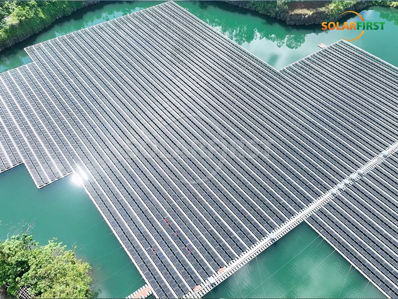 Projeto de energia solar fotovoltaica flutuante de 7,2 MW é lançado em Hainan, impulsionando a transição para energia verde.